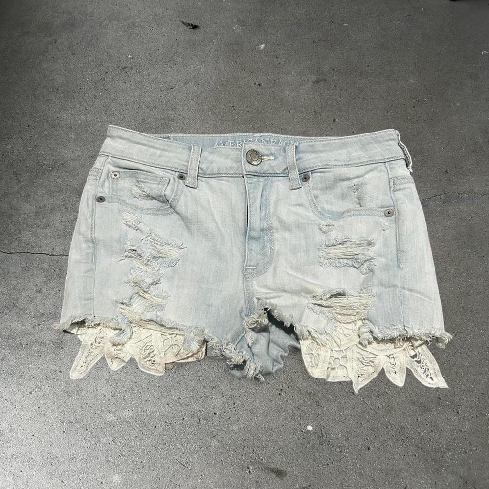 Women's American Eagle low rise light wash distressed denim micro shorts Size 4